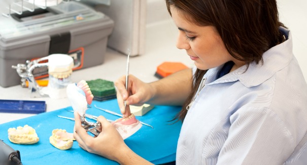 Technicienne dentaire au travail