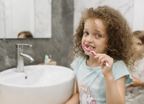 Une enfant se brosse les dents